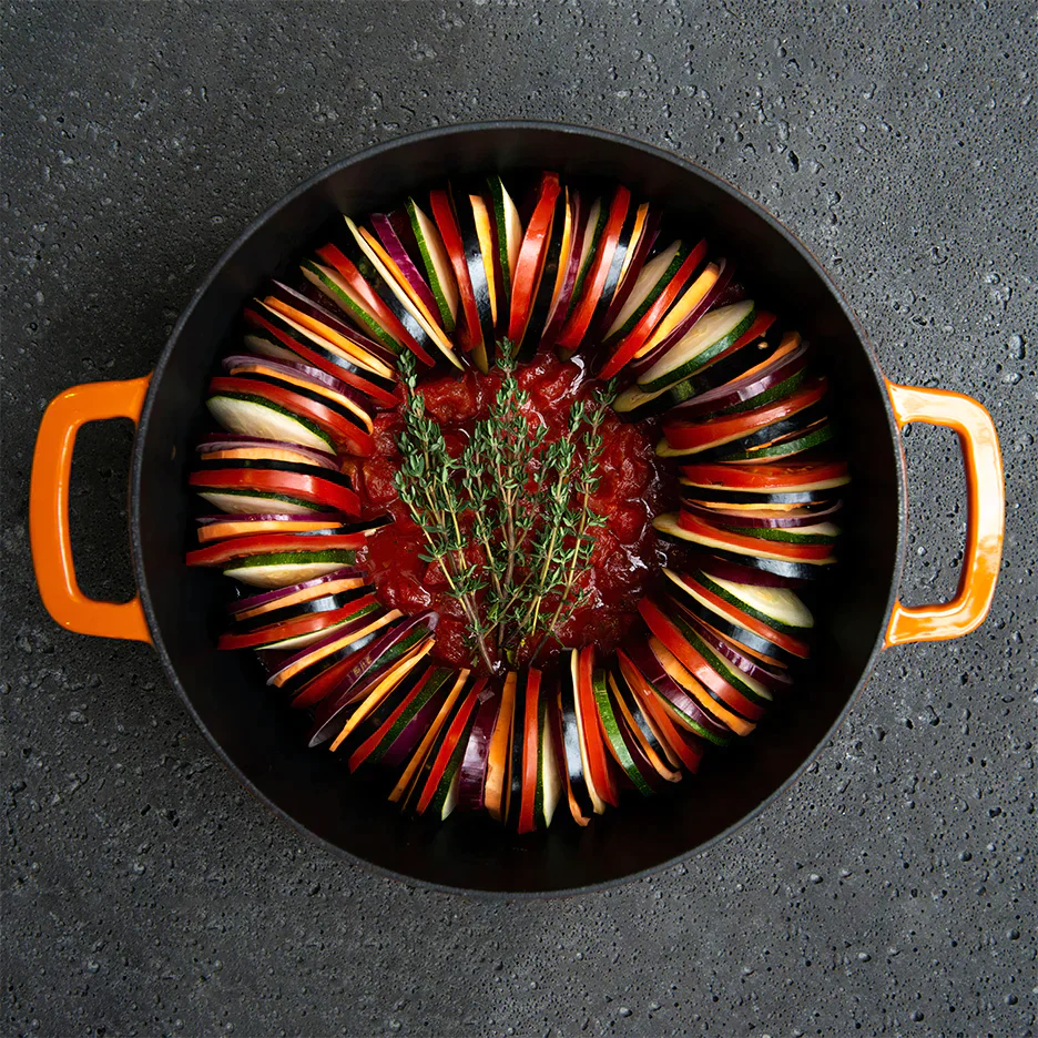 SOUS-CHEF ENAMELLED CAST IRON DUTCH OVEN & DOUBLE HANDLE FRY PAN 28CM ORANGE W/Cutting Board